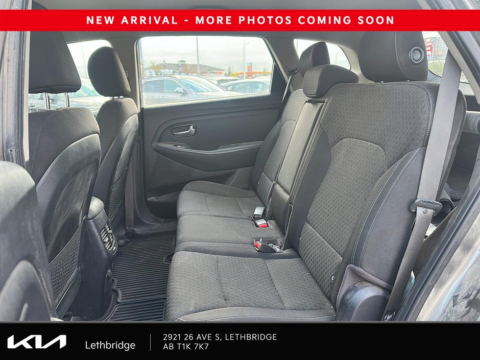 2017 Kia Rondo LX-8