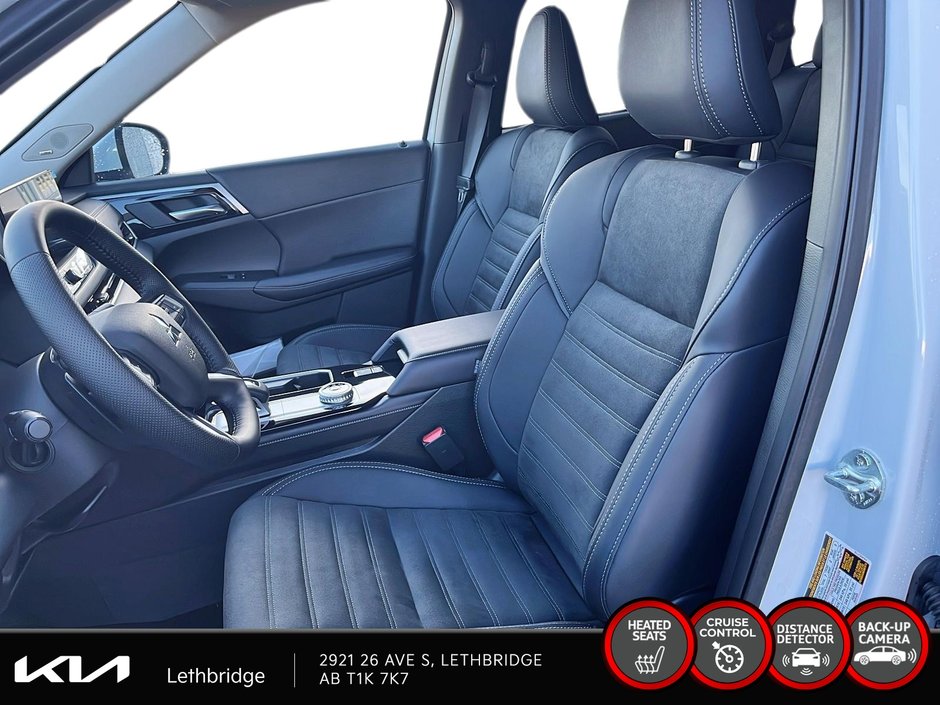 2025 Mitsubishi Outlander LE-8