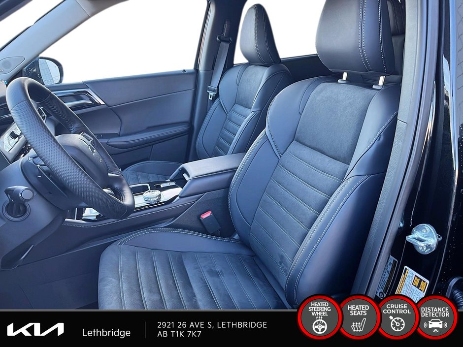 2025 Mitsubishi Outlander LE-8