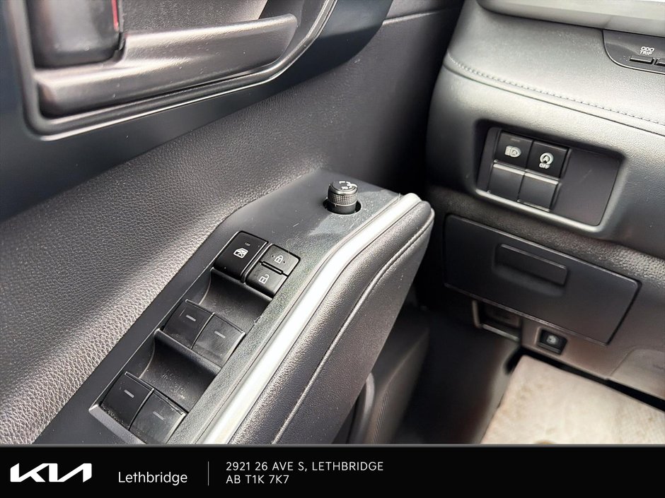 2024 Toyota Highlander LE-13