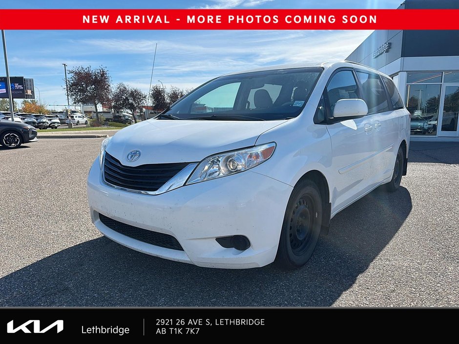 2013 Toyota Sienna LE-0