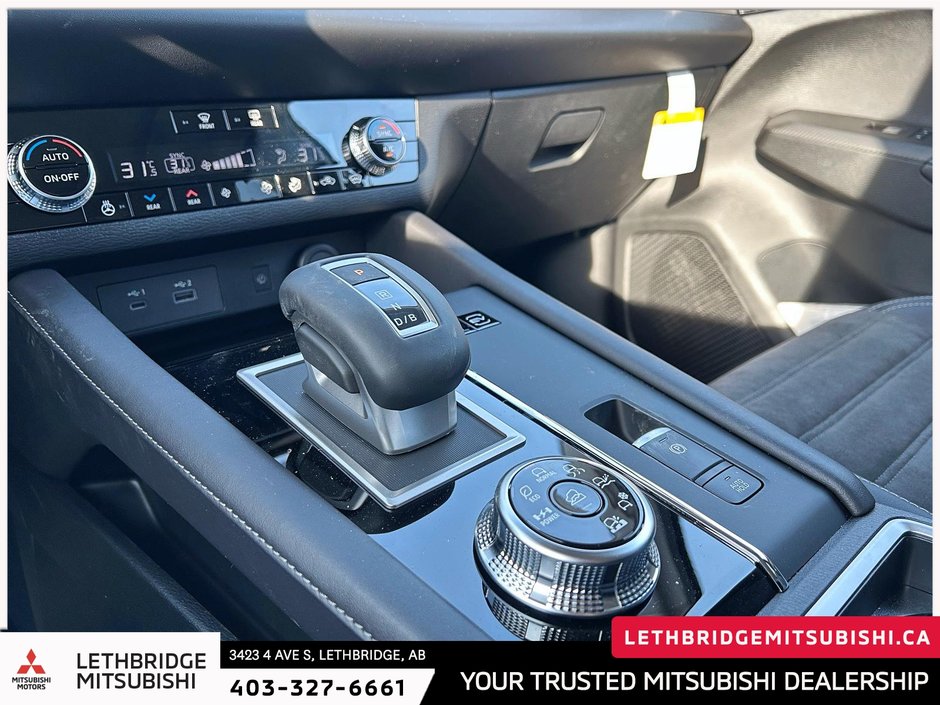 2025 Mitsubishi OUTLANDER PHEV LE S-AWC-17