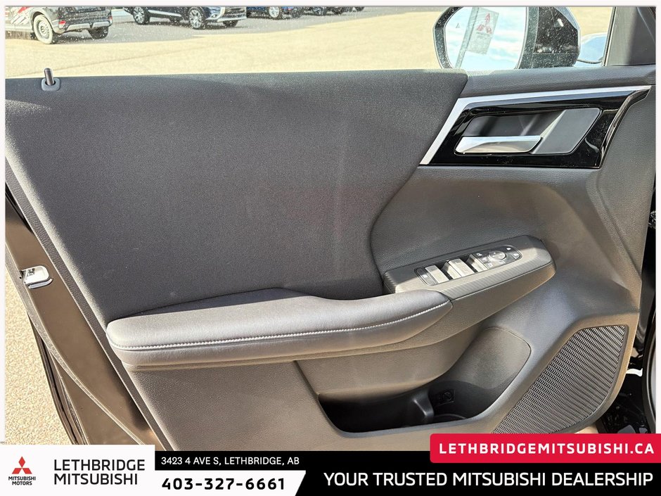 2025 Mitsubishi OUTLANDER PHEV SE S-AWC-12