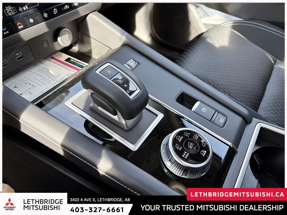 2025 Mitsubishi OUTLANDER PHEV SE S-AWC-17
