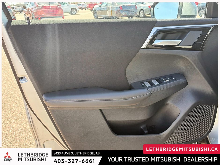 2025 Mitsubishi OUTLANDER PHEV SE S-AWC-12