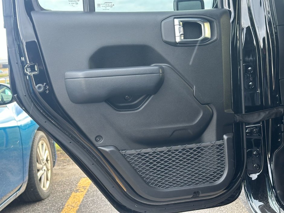 2023 Jeep Gladiator Sport S-32