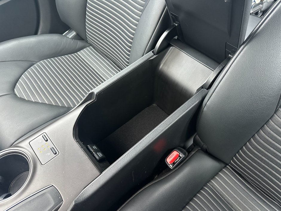 Toyota Camry SE 2024-29