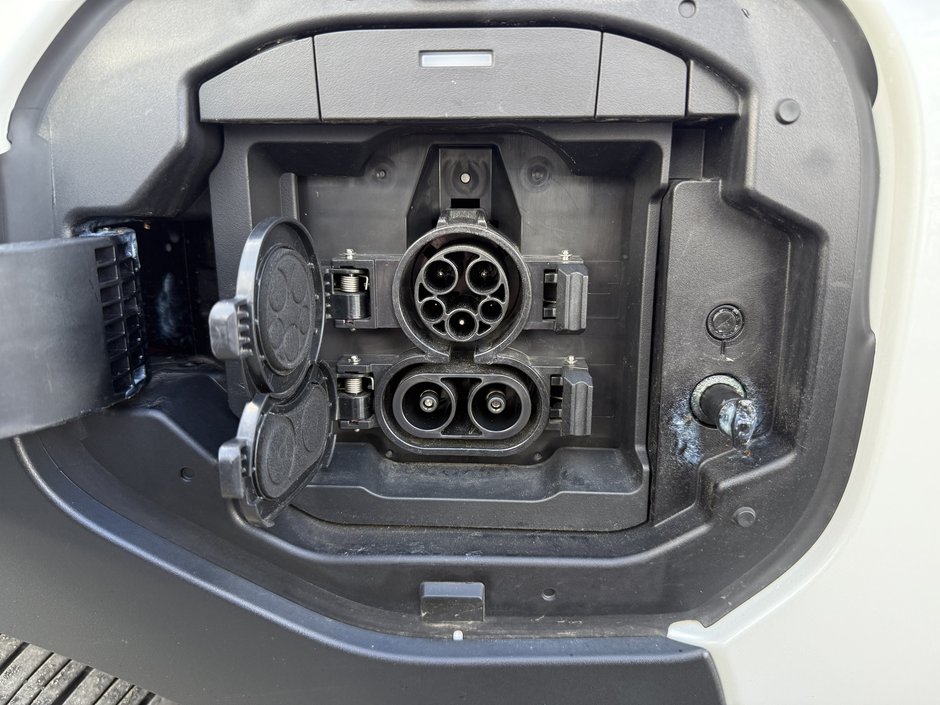 Toyota bZ4X XLE 2023-39