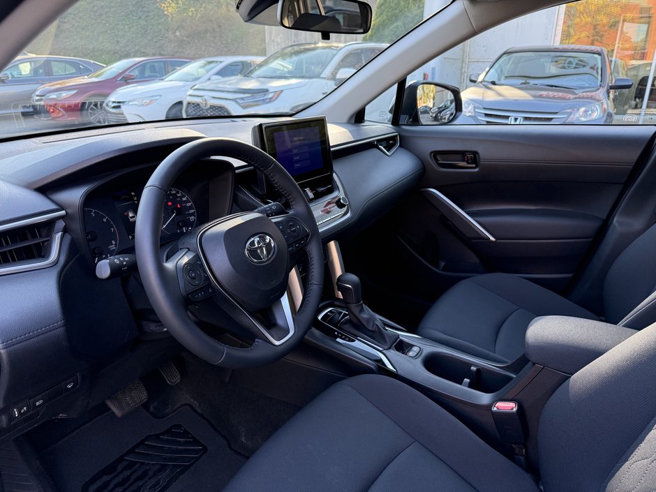 Toyota Corolla Cross LE 2023-13