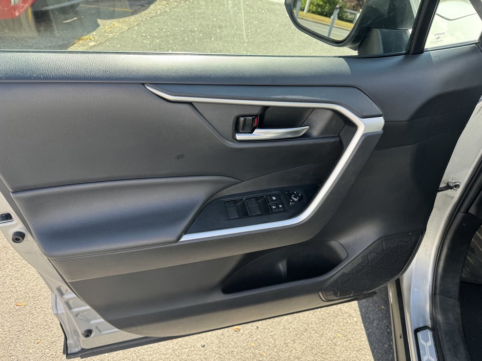 Toyota RAV4 XLE 2021-10