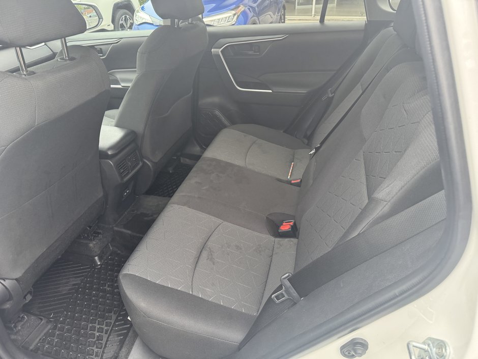 Toyota RAV4 LE 2022-8