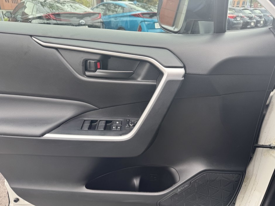 Toyota RAV4 LE 2022-15