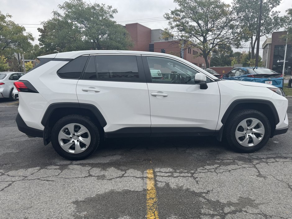 Toyota RAV4 LE 2022-5