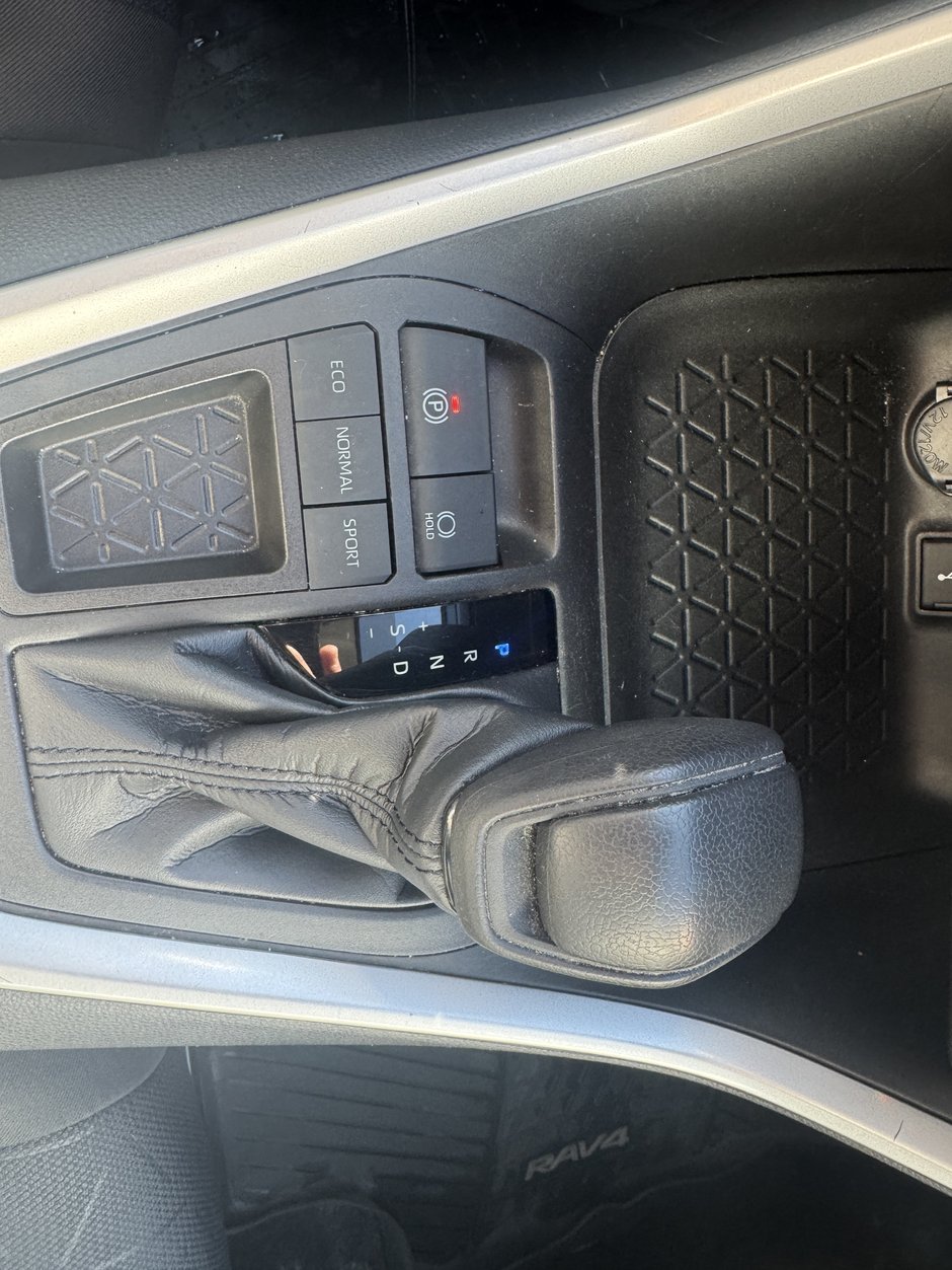 Toyota RAV4 LE 2022-12