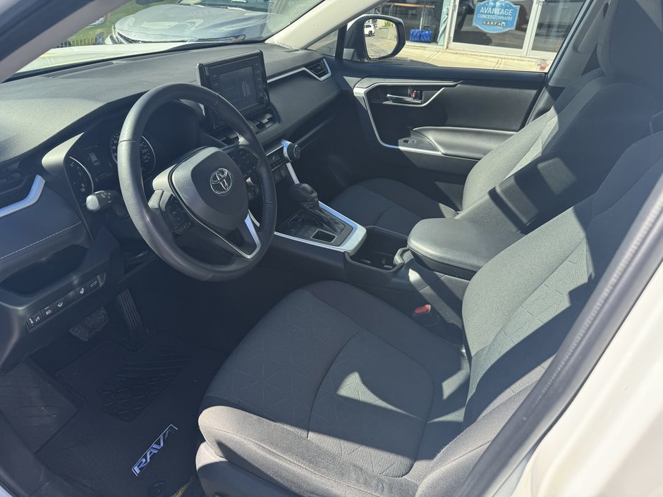 Toyota RAV4 XLE 2022-8