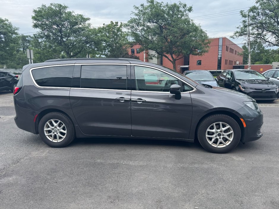 2017 Chrysler Pacifica Touring-5