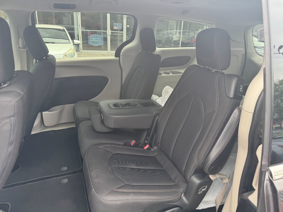 2017 Chrysler Pacifica Touring-8
