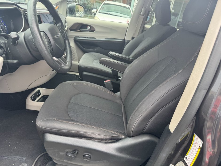 2017 Chrysler Pacifica Touring-12