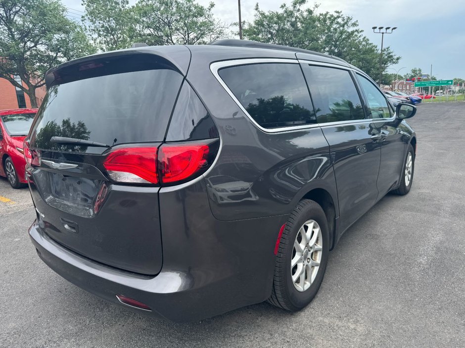 2017 Chrysler Pacifica Touring-4