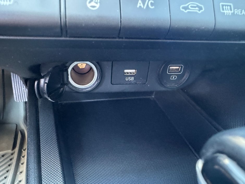 Hyundai Elantra Preferred 2021-13