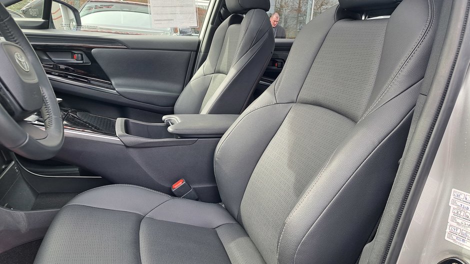 Toyota bZ4X XLE 2023-8