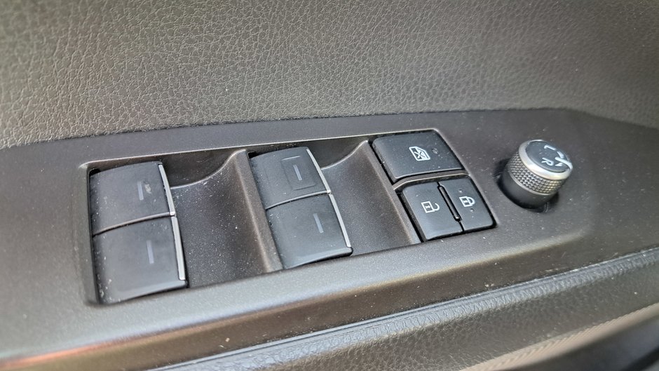 Toyota Camry Hybrid XSE 2023-22