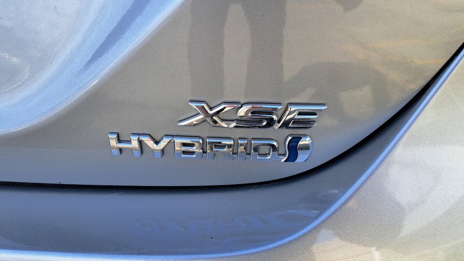 Toyota Camry Hybrid XSE 2023-32