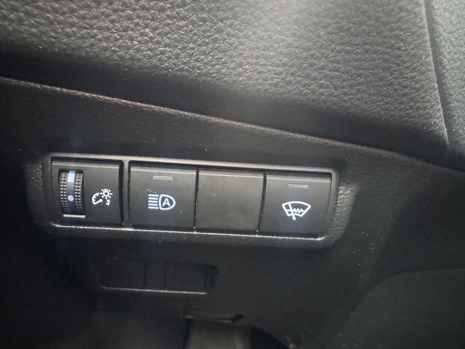 2022 Toyota Corolla Cross LE-16