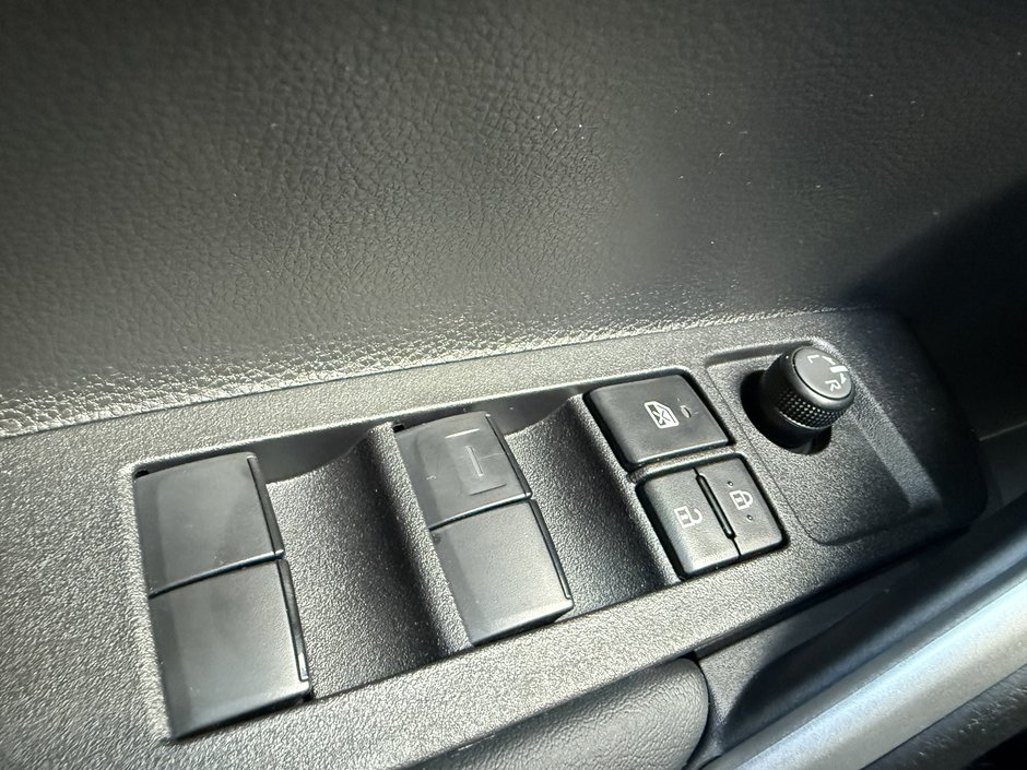 Toyota Corolla Cross LE 2026-19