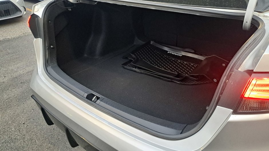 Toyota Corolla XSE CVT 2023-28
