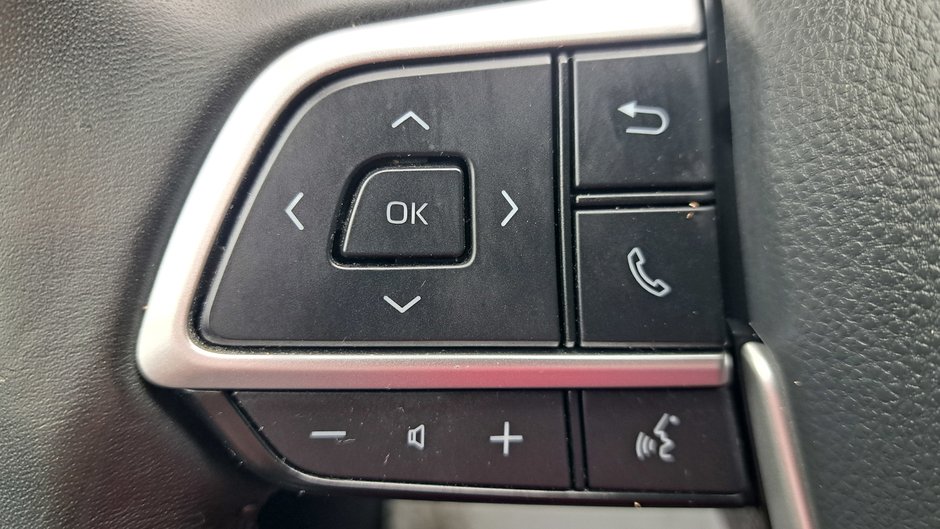 Toyota Highlander Hybrid LE 2023-14