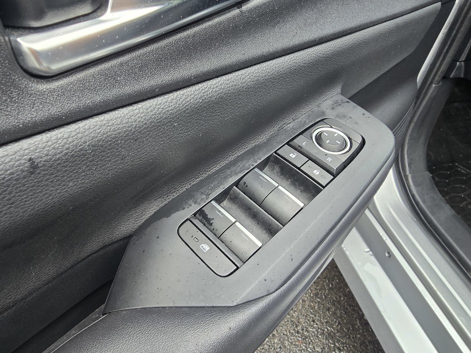 Toyota Prius Plug-in Hybrid XSE 2023-13