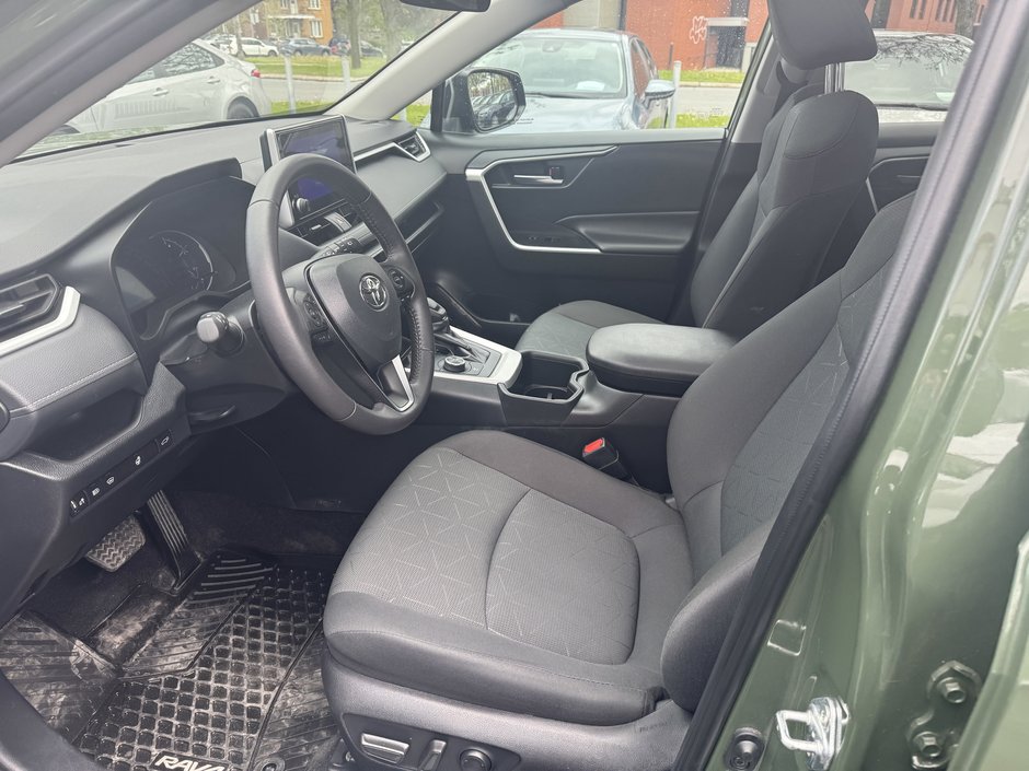 2024 Toyota RAV4 XLE HYBRIDE-12