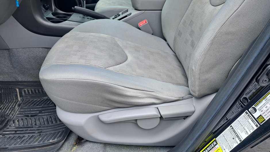 Toyota RAV4 Base 2010-6