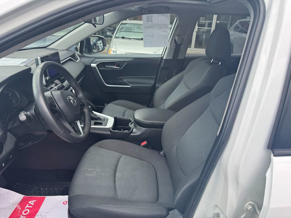Toyota RAV4 XLE 2023-10