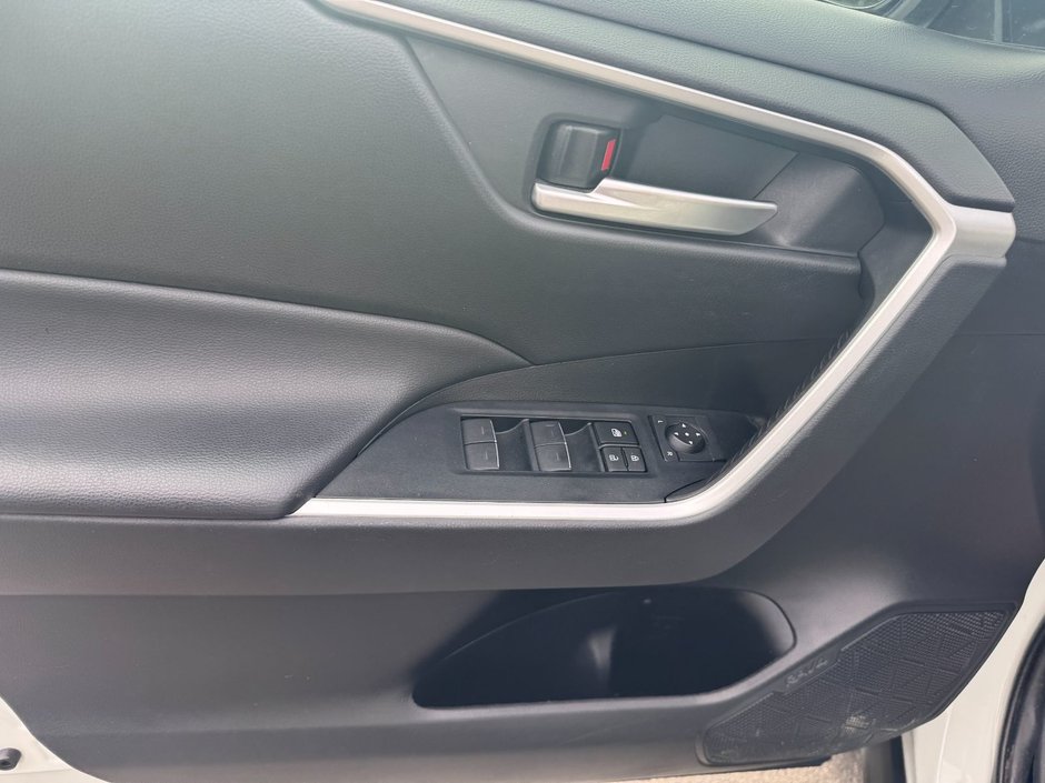 Toyota RAV4 XLE 2023-12