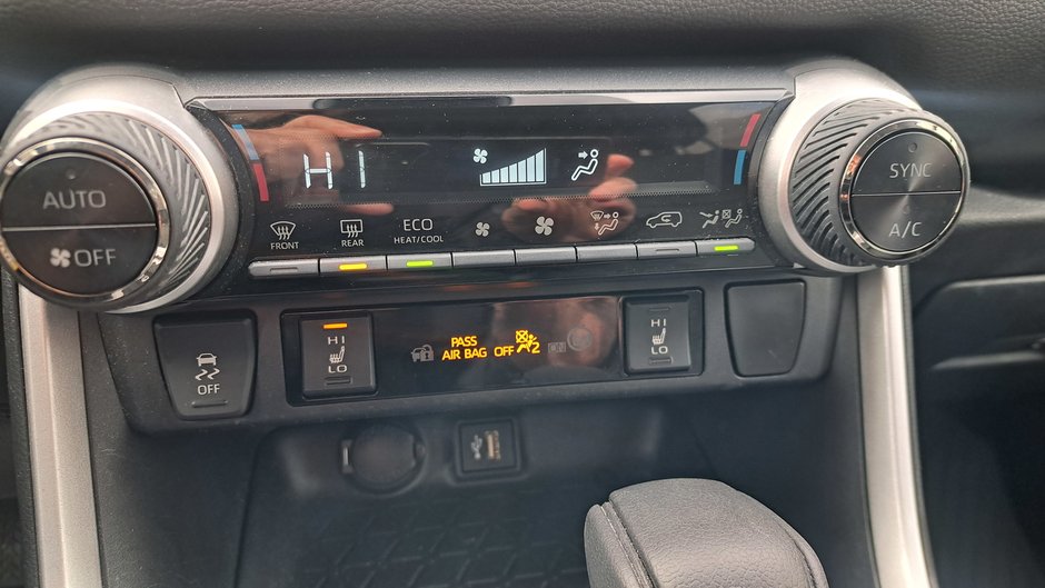 Toyota RAV4 Hybrid LE 2024-18