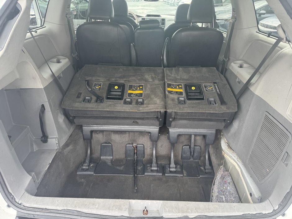 2013 Toyota Sienna SE-23