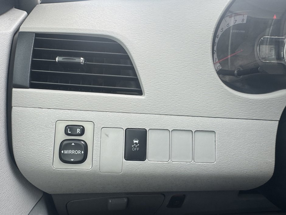 2013 Toyota Sienna SE-8