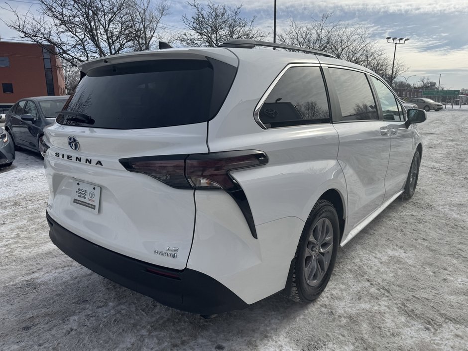 Toyota Sienna LE 2023-17
