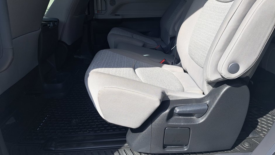 Toyota Sienna Hybrid LE  8-PASS 2023-22