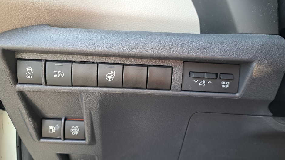 Toyota Sienna Hybrid LE  8-PASS 2023-21