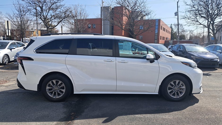 Toyota Sienna Hybrid LE  8-PASS 2023-2