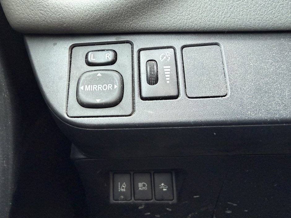 Toyota Yaris Hatchback LE 2018-16