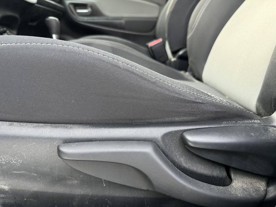 Toyota Yaris Hatchback LE 2018-9