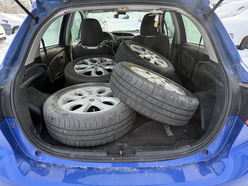 Toyota Yaris Hatchback LE 2018-27