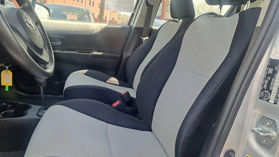 2012 Toyota Yaris Hatchback 5DR LE 4A-8