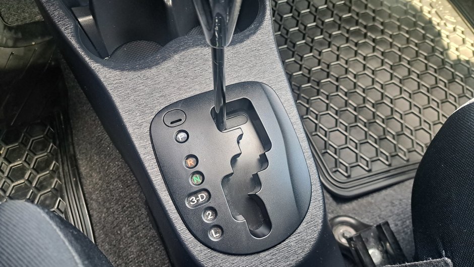 2012 Toyota Yaris Hatchback 5DR LE 4A-18