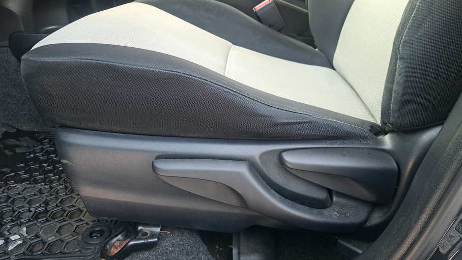 2013 Toyota Yaris LE-6