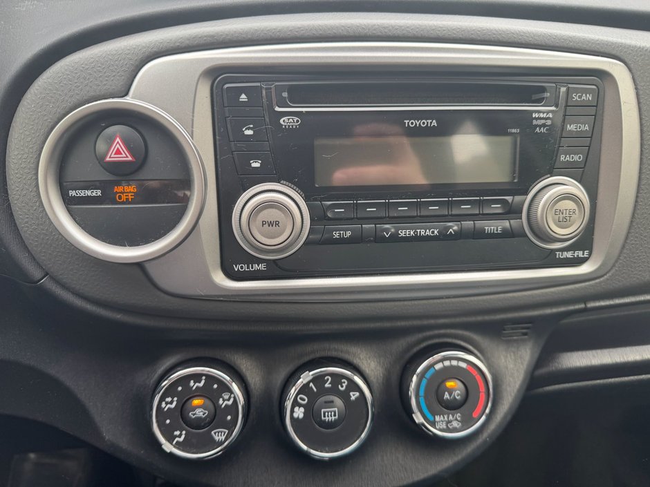 2013 Toyota Yaris LE-11
